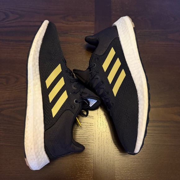 Like New - Women’s Size 9 Adidas Pureboost 22 Running Shoes Black/Gold Metallic - Picture 3 of 9
